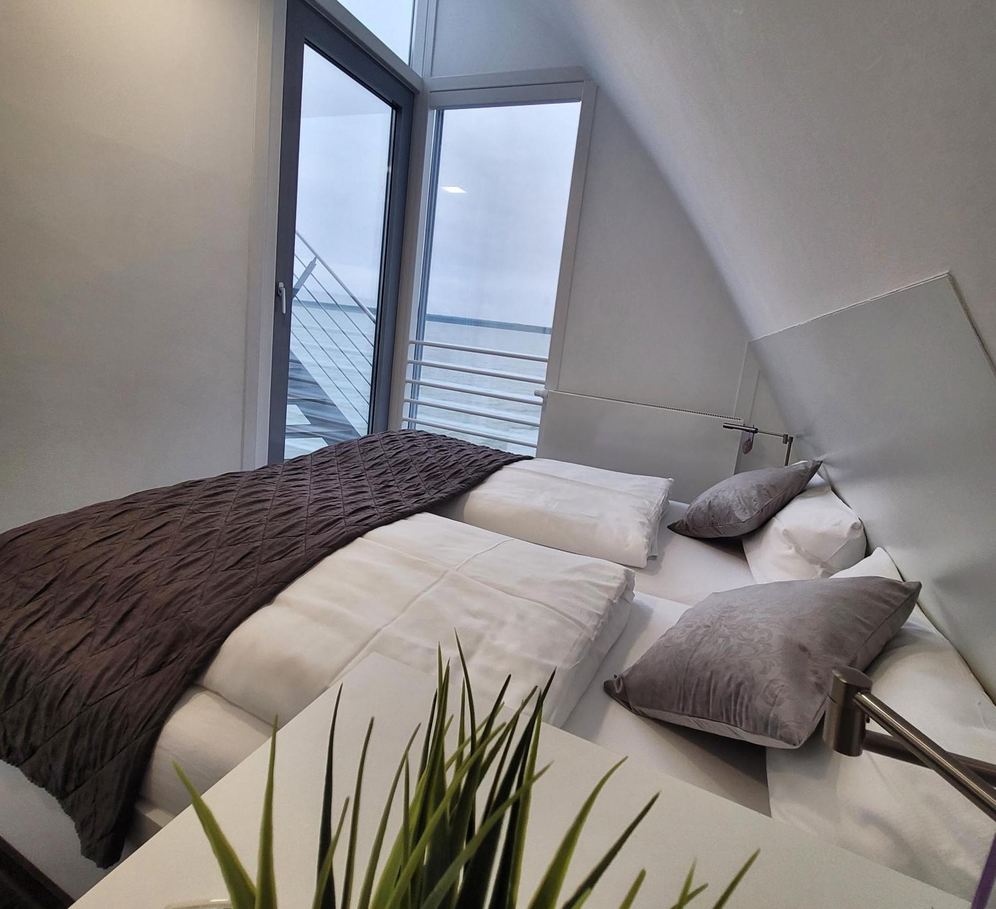 Schwimmendes Ferienhaus Sky Elsterheide ภายนอก รูปภาพ