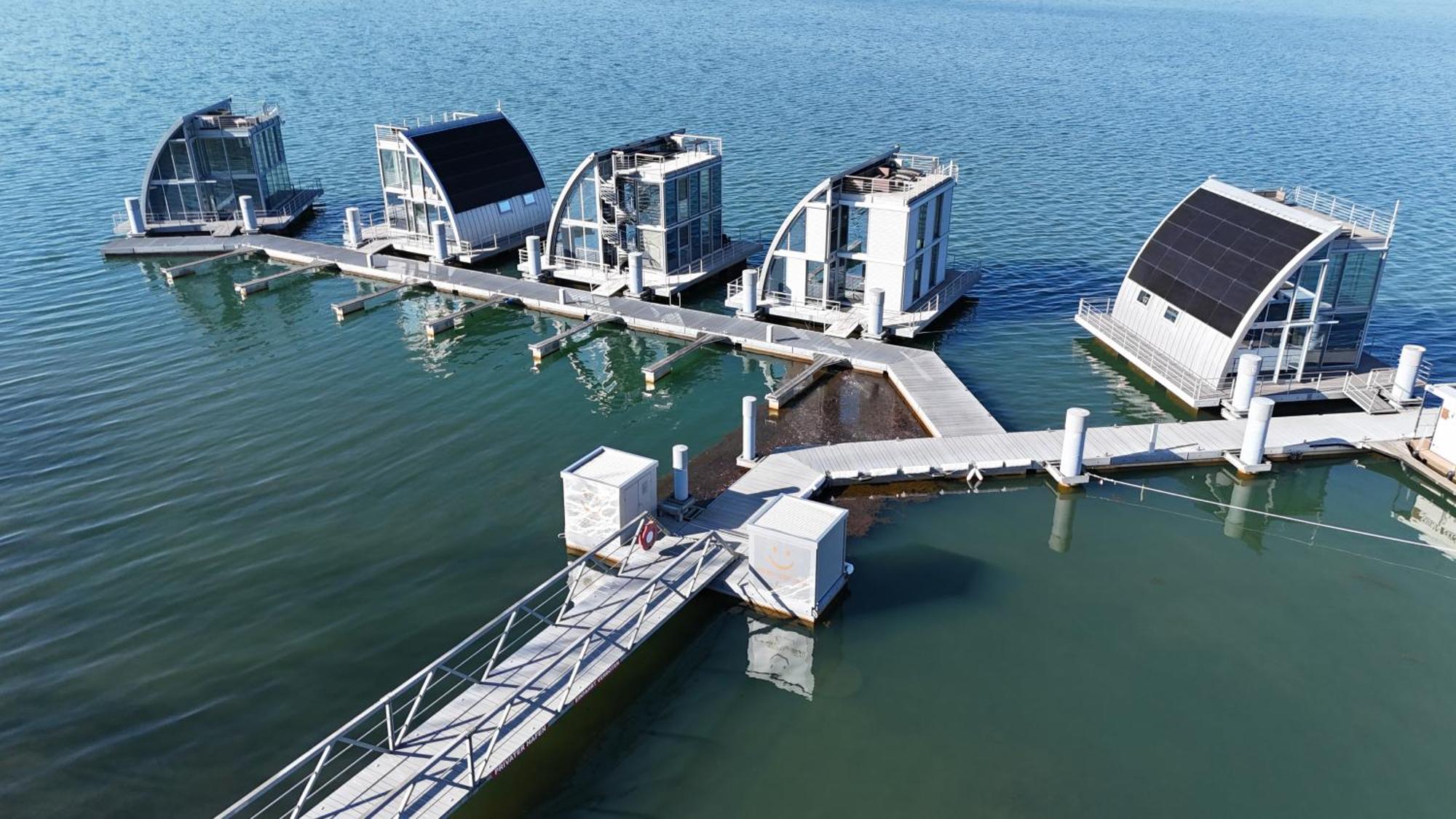 Schwimmendes Ferienhaus Sky Elsterheide ภายนอก รูปภาพ